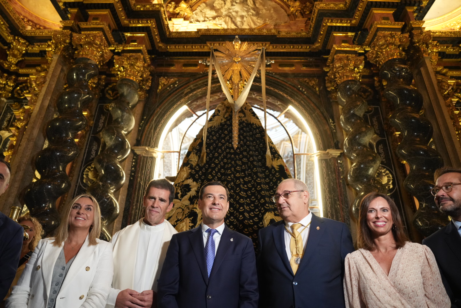 La Virgen de las Angustias de Granada recibe la ofrenda floral del presidente de la Junta de Andalucía